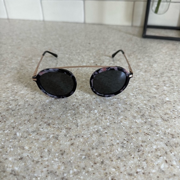 Peepers Noseless Sunglasses with Bridge. Unisex - Picture 3 of 6